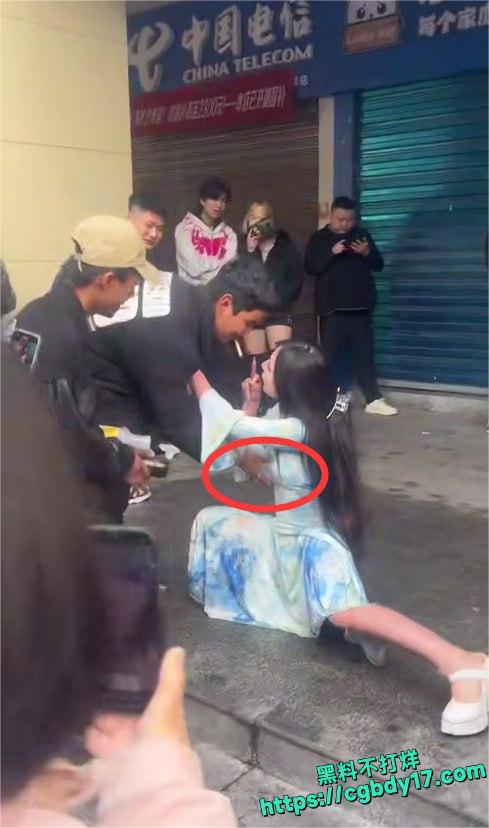 大街上直播当众勾引老爷们2