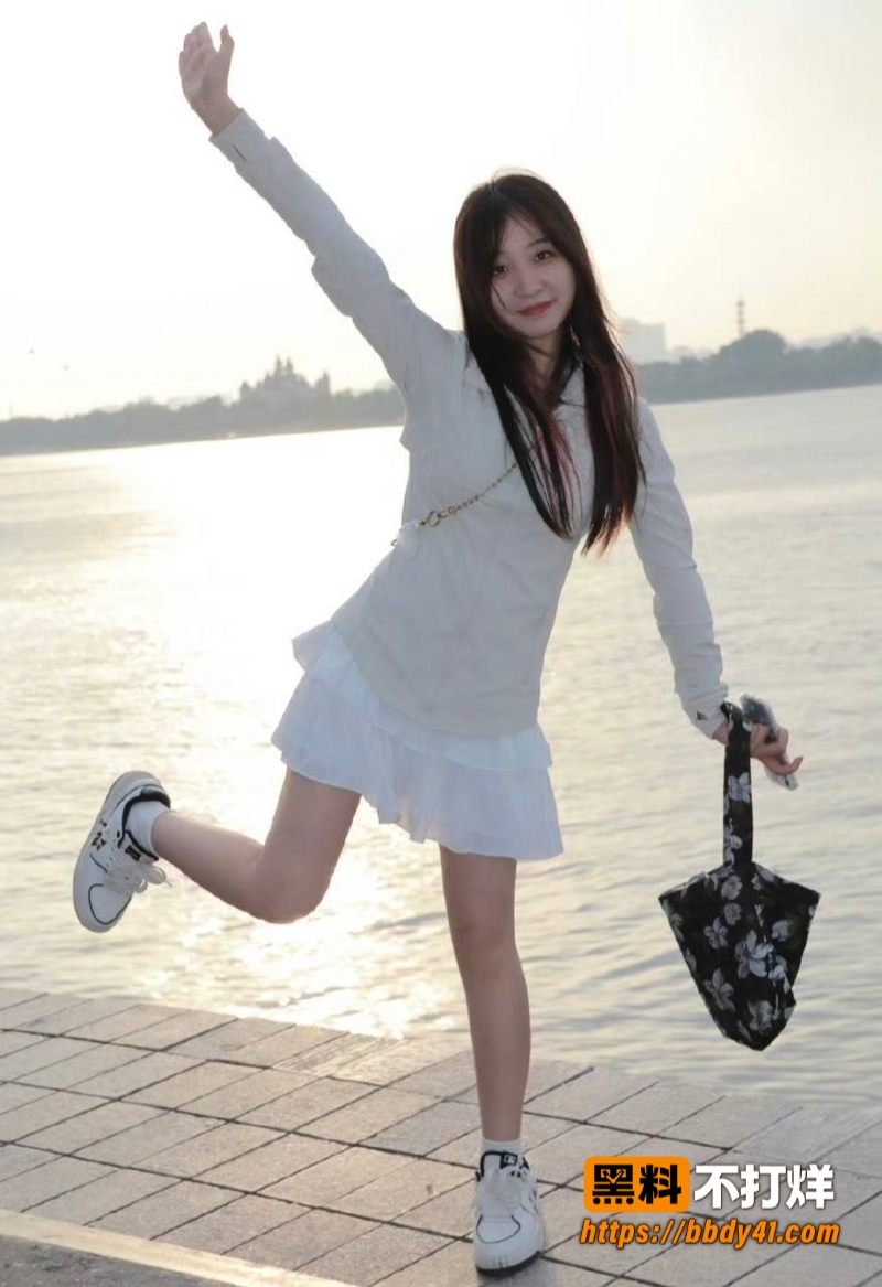 上海女孩李晓萌的私密视频1