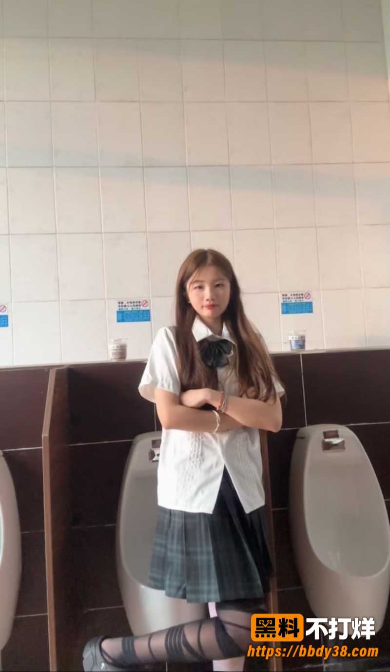 精神小妹穿JK在男厕所露出 给金主玩深喉的样子真陶醉 穿JK需要加钱哦