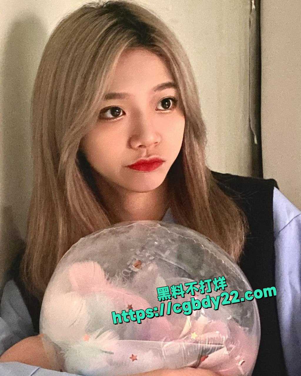 偷拍大神蹲守很久才拍到的IG小网红尿尿2