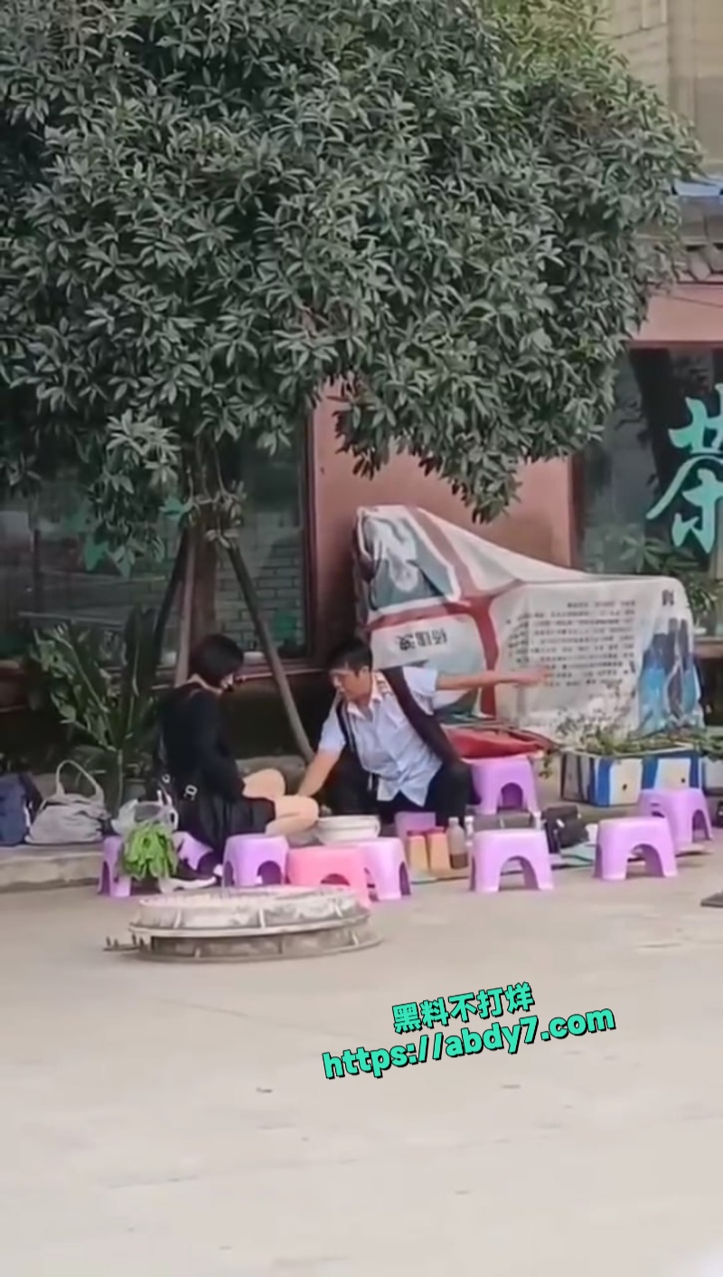 公园惊现奇葩算卦老神仙摸逼揉胸就知福祸吉凶 2
