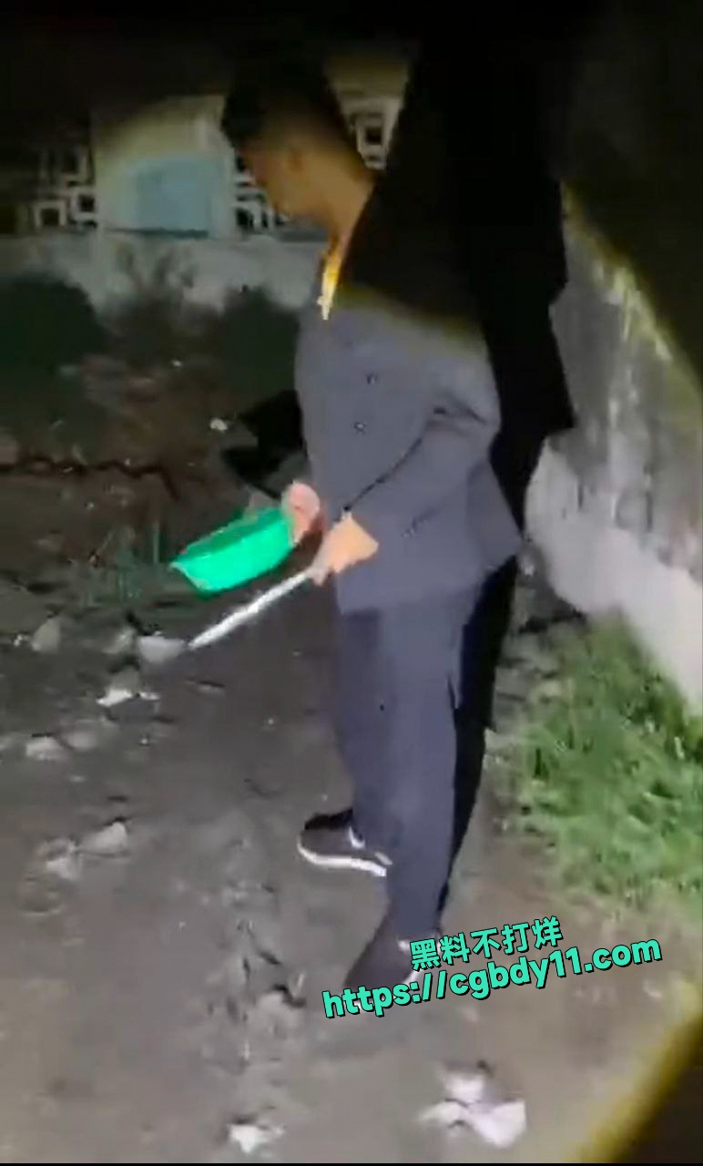 精神小伙小妹组团深夜公共女厕所挖大便吃3