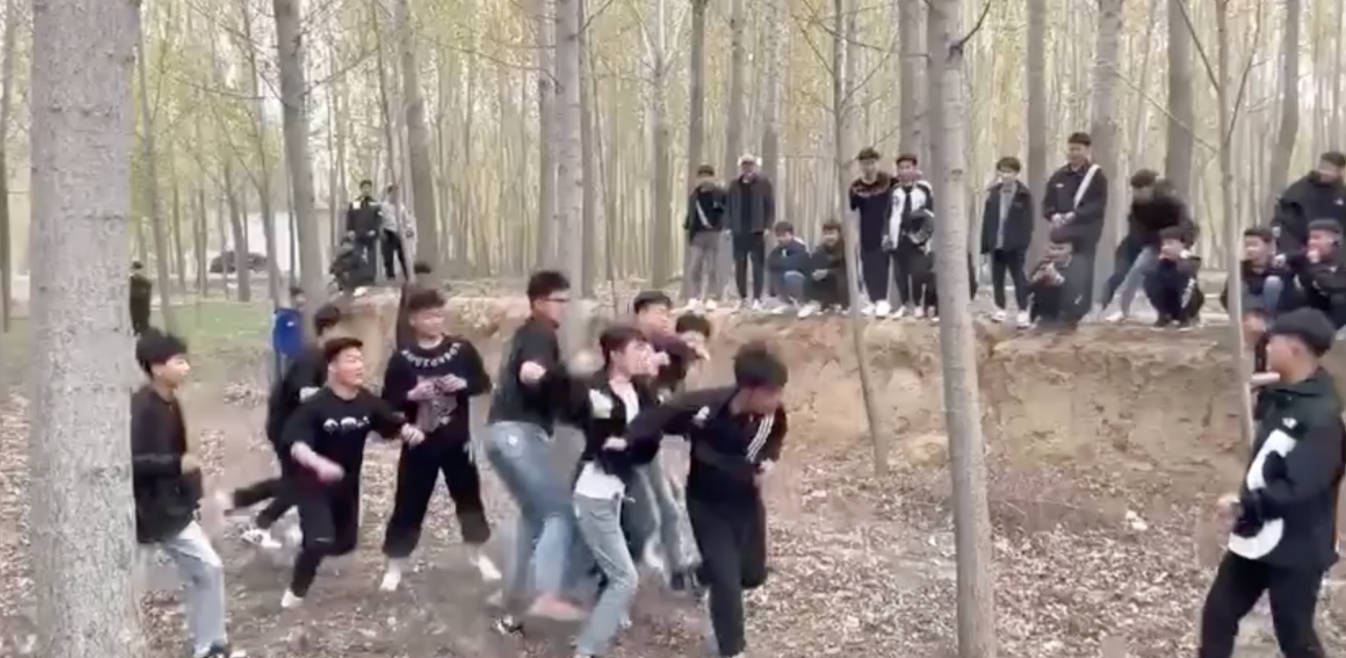 打群架新奇实录 无人管束彻底放飞 场面混乱到上天了 真的是热血上头啊