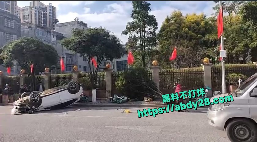 广西百色外卖小哥被轿车蓄意加速撞飞 6