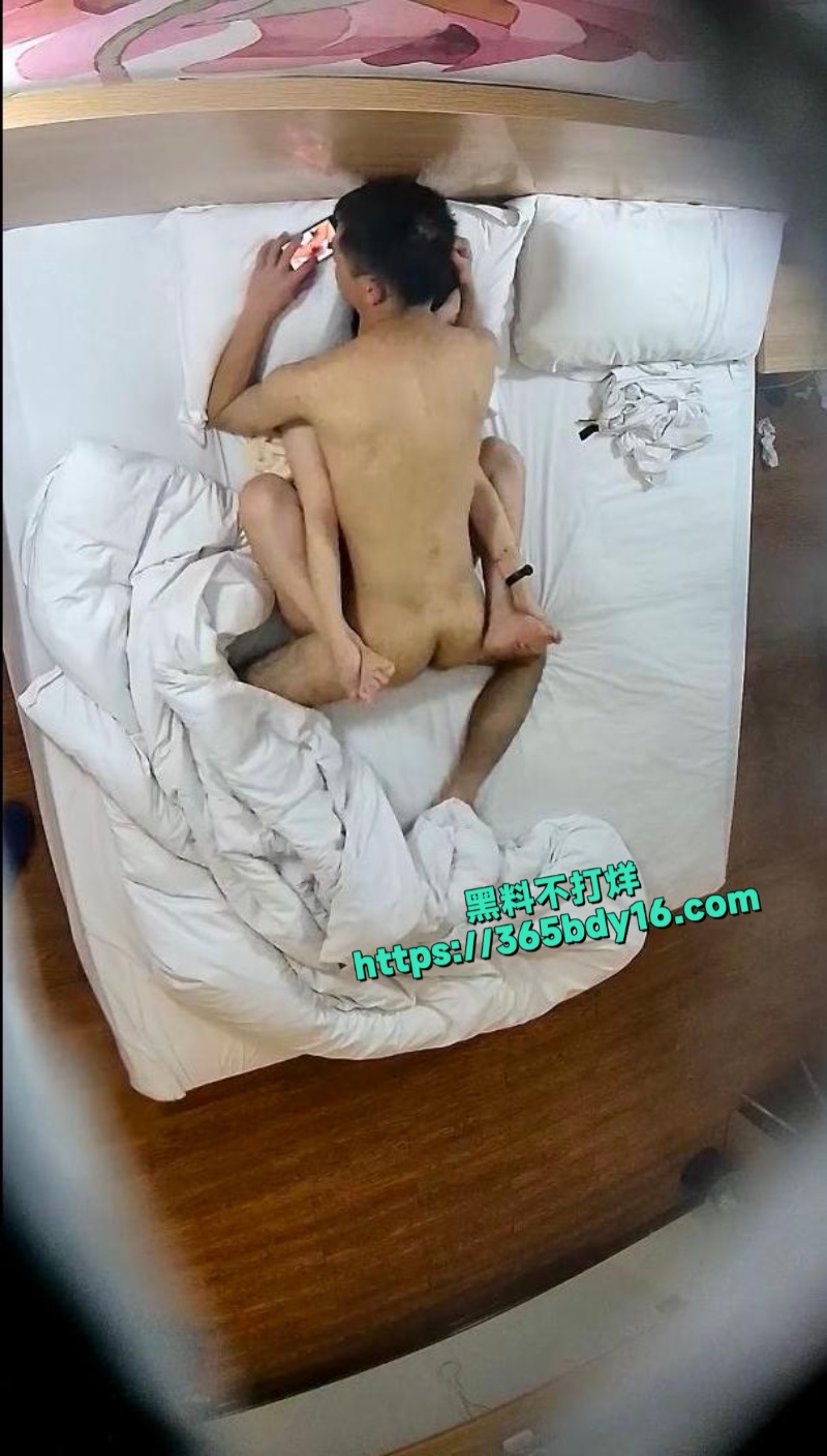 安防酒店近视角偷拍丸子头少妇偷情年轻小伙1