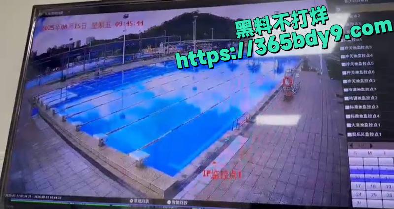 东莞女司机轿车冲进游泳池4