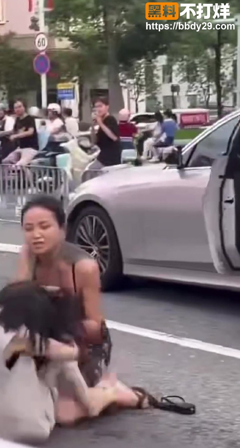 厦门女司机路口动手打架 5
