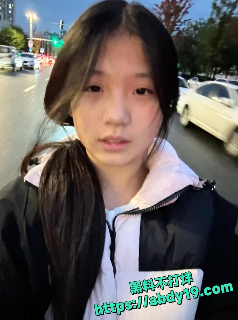 女大学生给金主口交视频 5