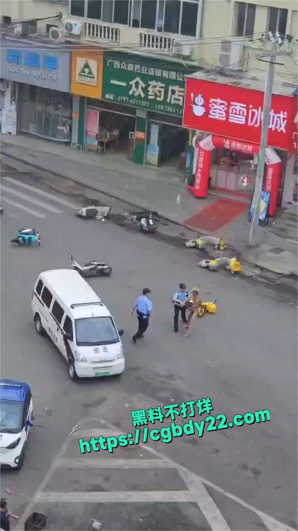 裸男砸警车2