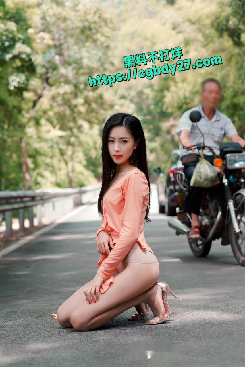 杨紫嫣户外露出写真39