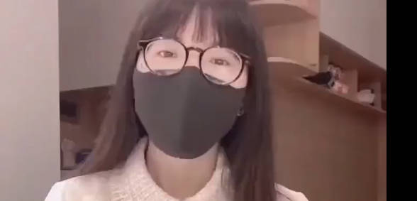 女教师生理课示范大胸 不仅教知识还现场展示自己白嫩巨乳