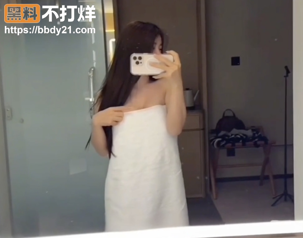 御姐红内衣跪舔鸡巴3