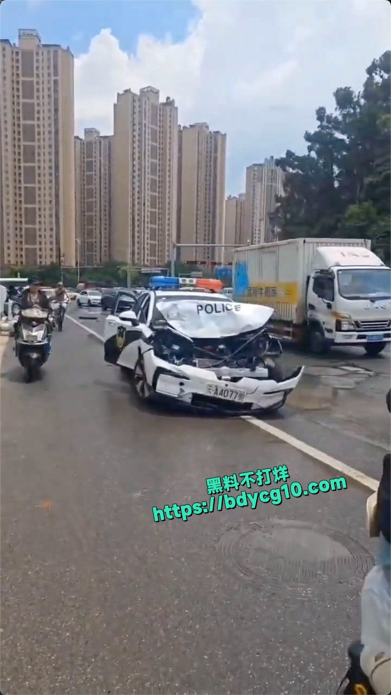云南省昆明市金碧路发生汽车蓄意撞击多人事故8