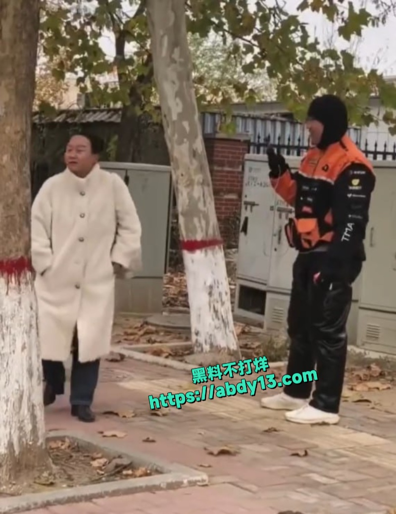 西安大妈偷外卖被小哥当场抓包 1
