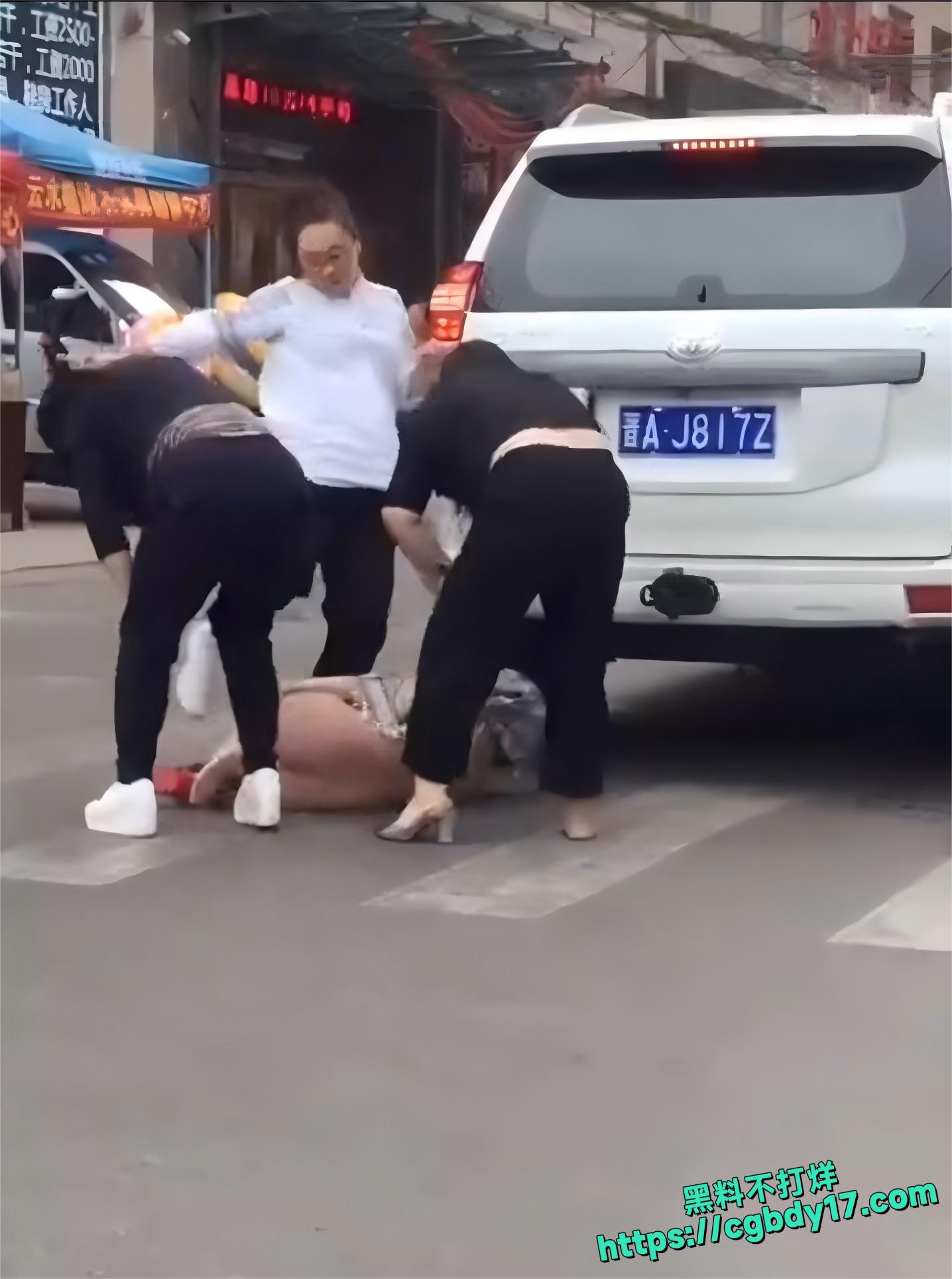 山西省太原市当街打小三1