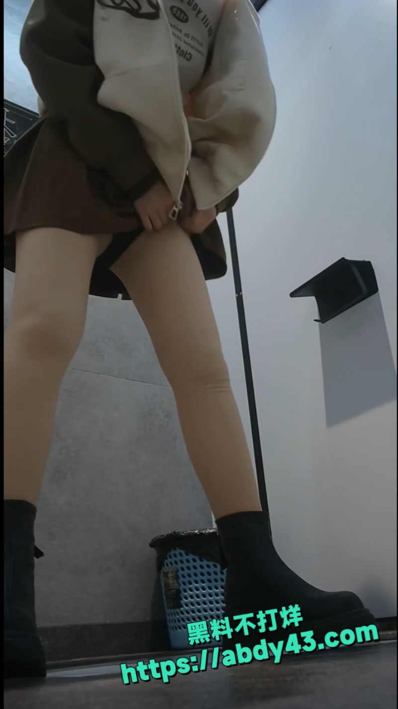 厕所偷拍国产美女 5