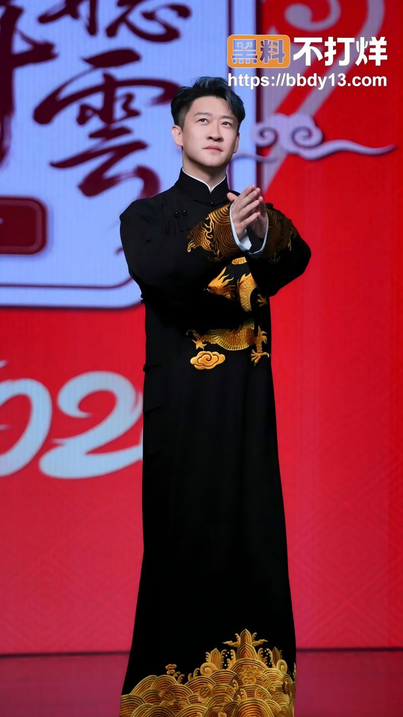 曹云金草丛边小便08