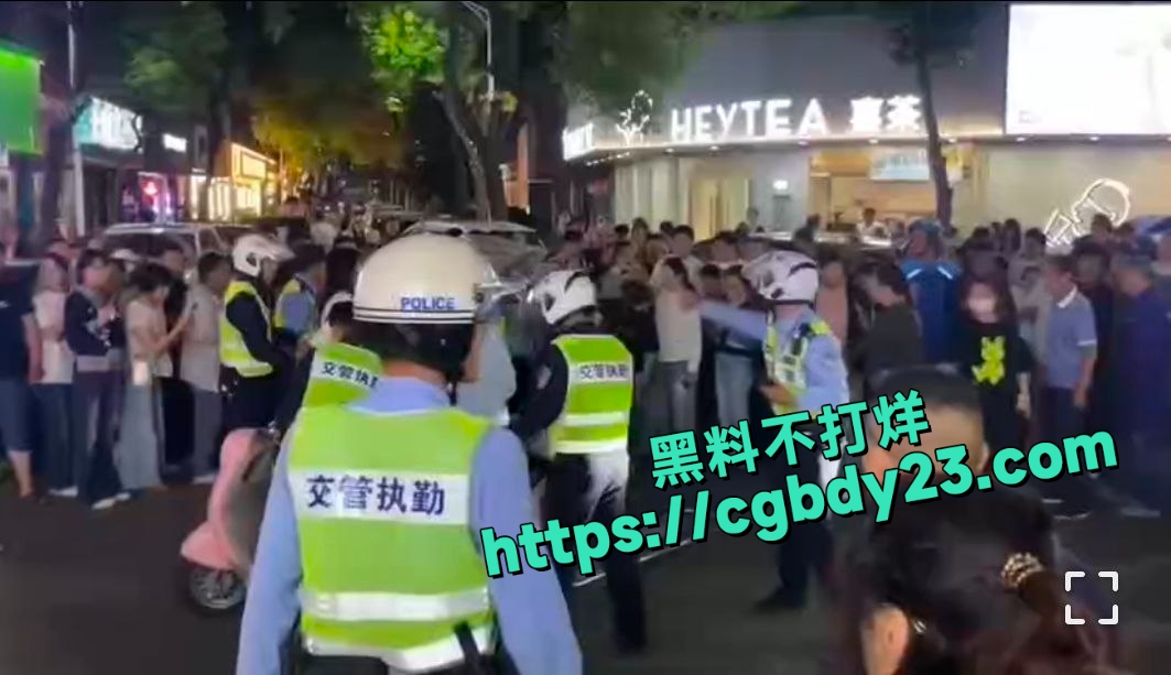怀远精神小妹真狠拿刀上街互砍7