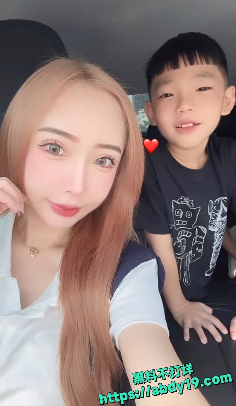 巨乳少妇妍妍早期自拍 8
