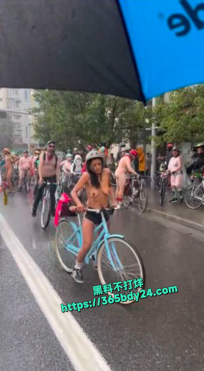 美国群众裸体骑自行车抗议视频全网刷屏 4