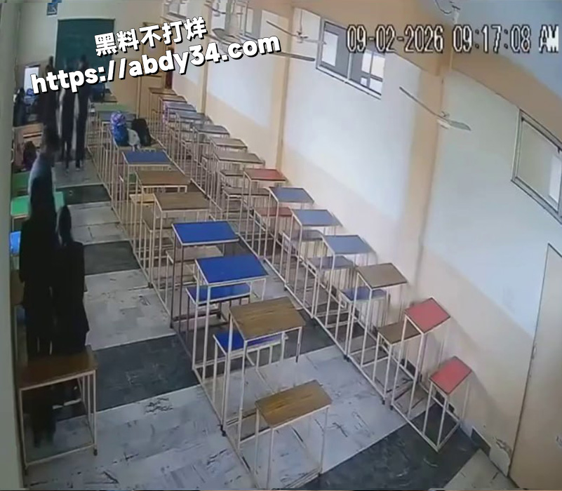印度一男大学生跟女同学