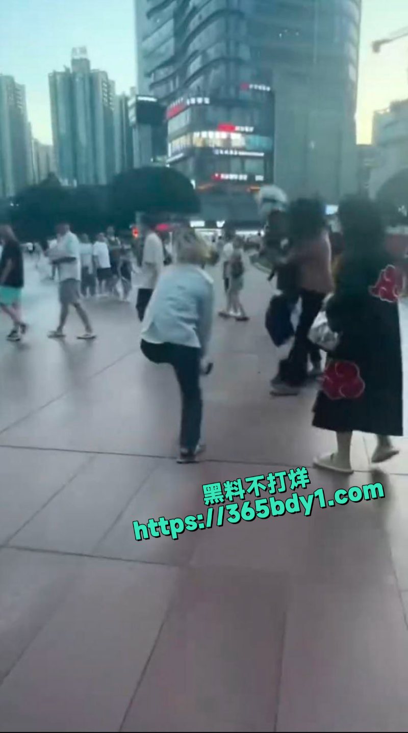 重庆观音桥支持辱华动漫我的英雄学院直接被线下暴打2