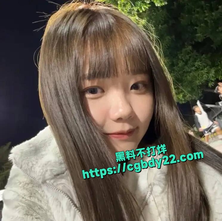大一新生林语儿自拍给学长的裸照和露脸自慰视频被外流了出来1
