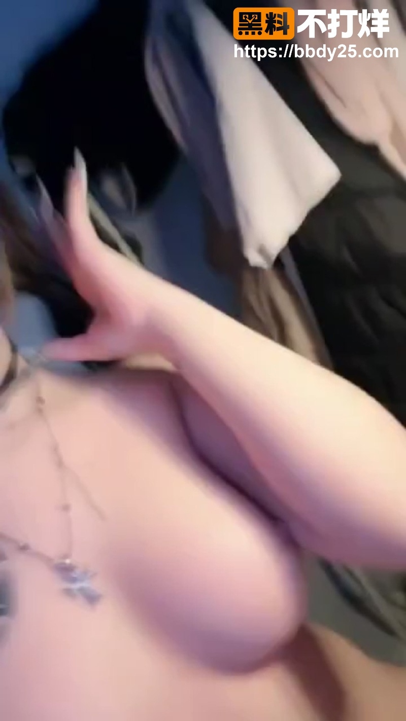 婴儿肥精神小妹下海自拍大奶4