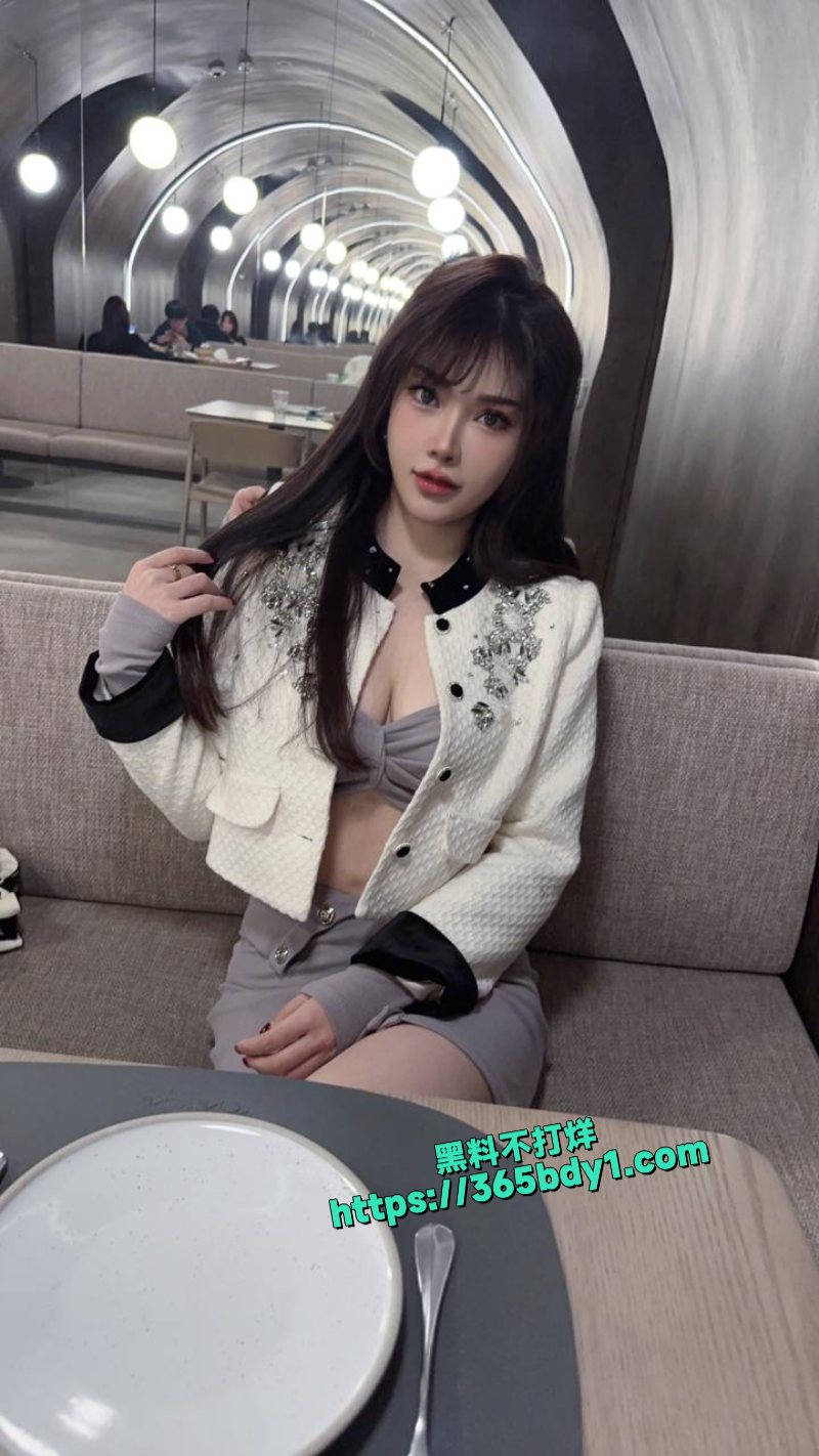 顶级名媛黄丽娜骚逼穿着女仆床伺候炮友1