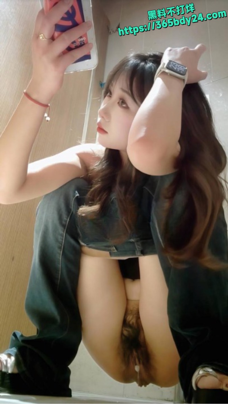 高颜值女神女厕放尿偷拍 3