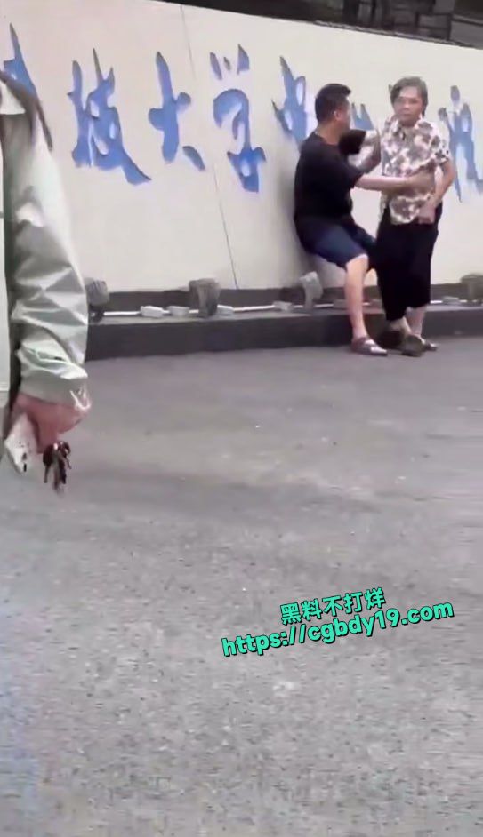 一小伙和奶奶在校门口激情热吻 完全不顾周围人的眼光5