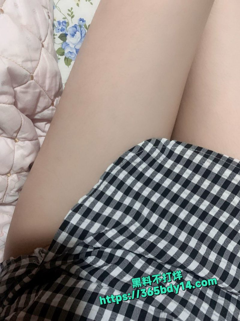 成都杨琴一边给男友发漏点图片勾引背地里还和别的狗男人做爱16