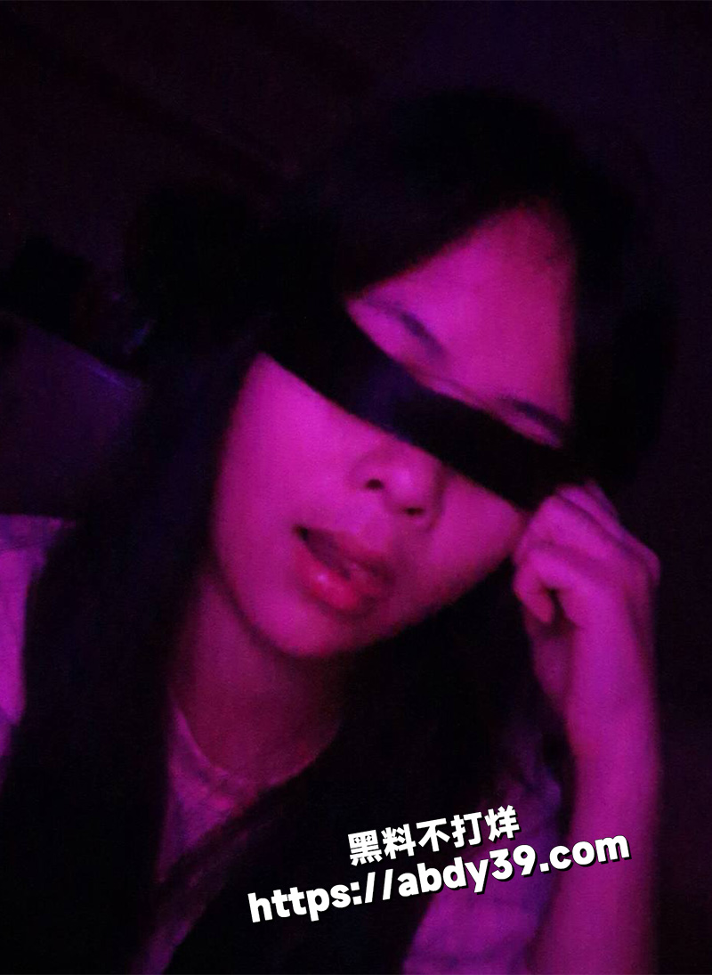 贵州母狗女高吴龙情.jpg1