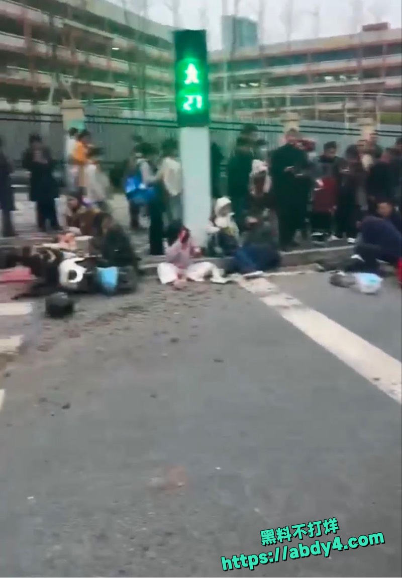 十堰某小学门口车祸视频全曝光 3