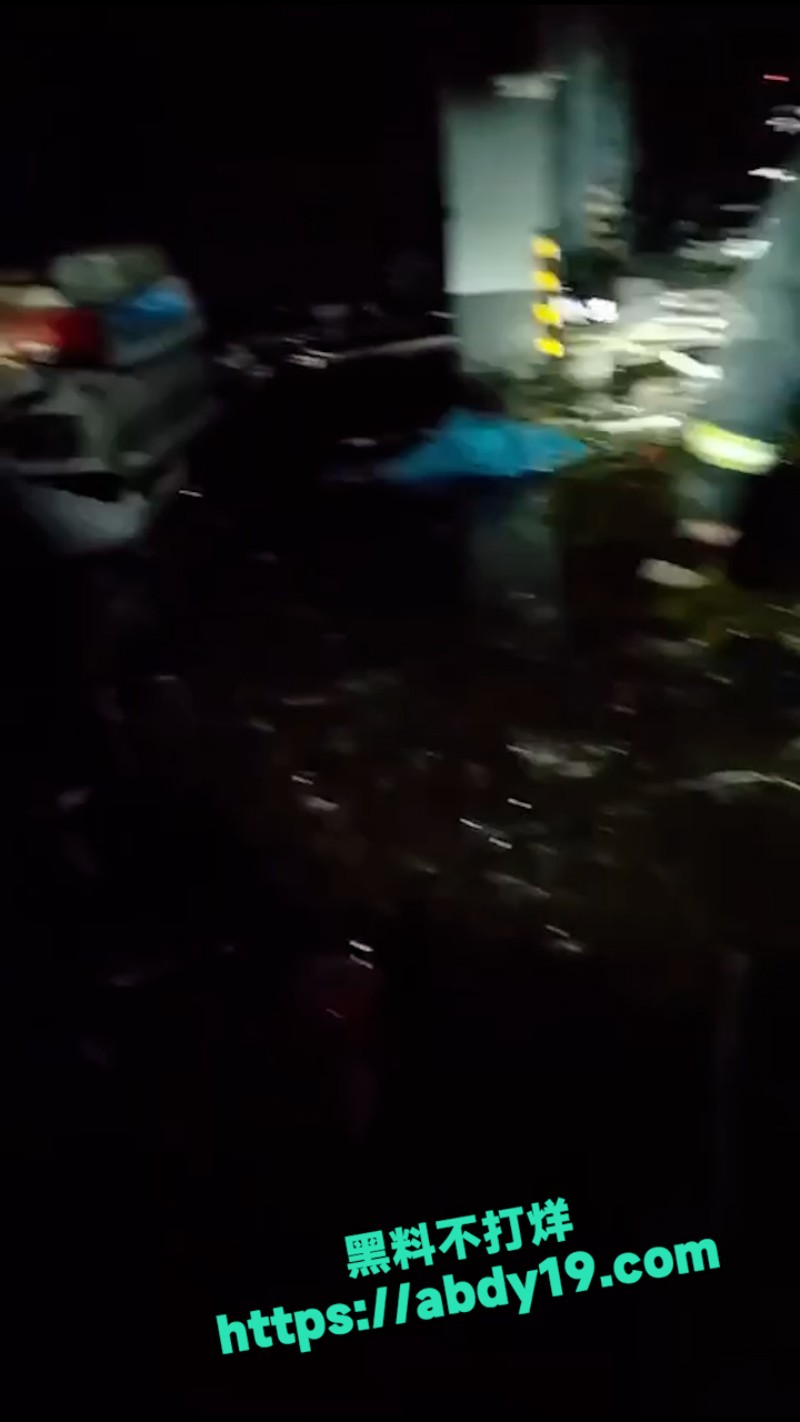 华府小区地下室 发生严重爆炸 1