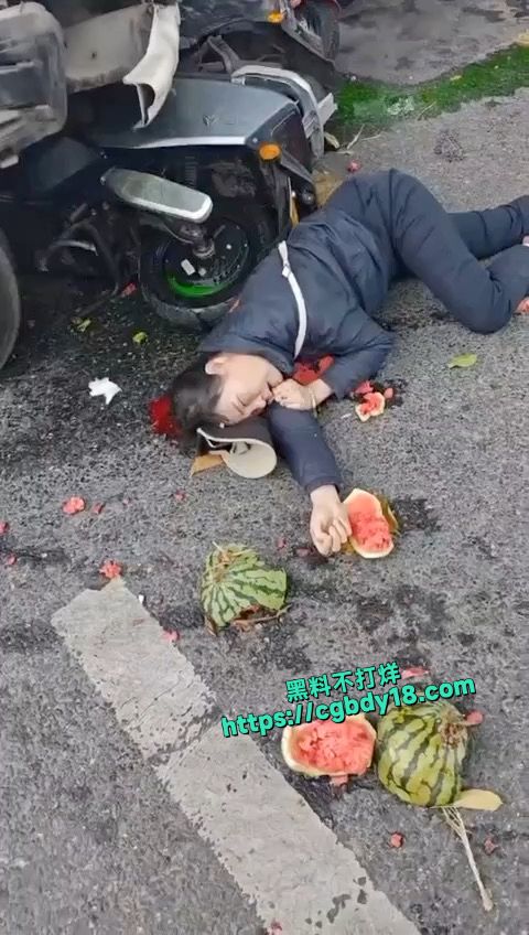 海南三亚金鸡岭路口现场，白色货车严重失控6