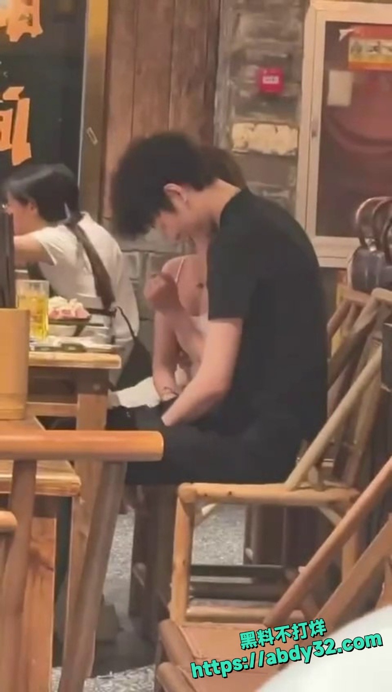 眼镜妹手摸鸡巴视频5
