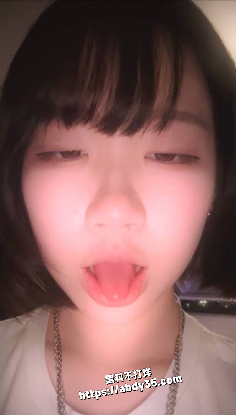 超可爱戴眼镜短发妹做爱.jpg6