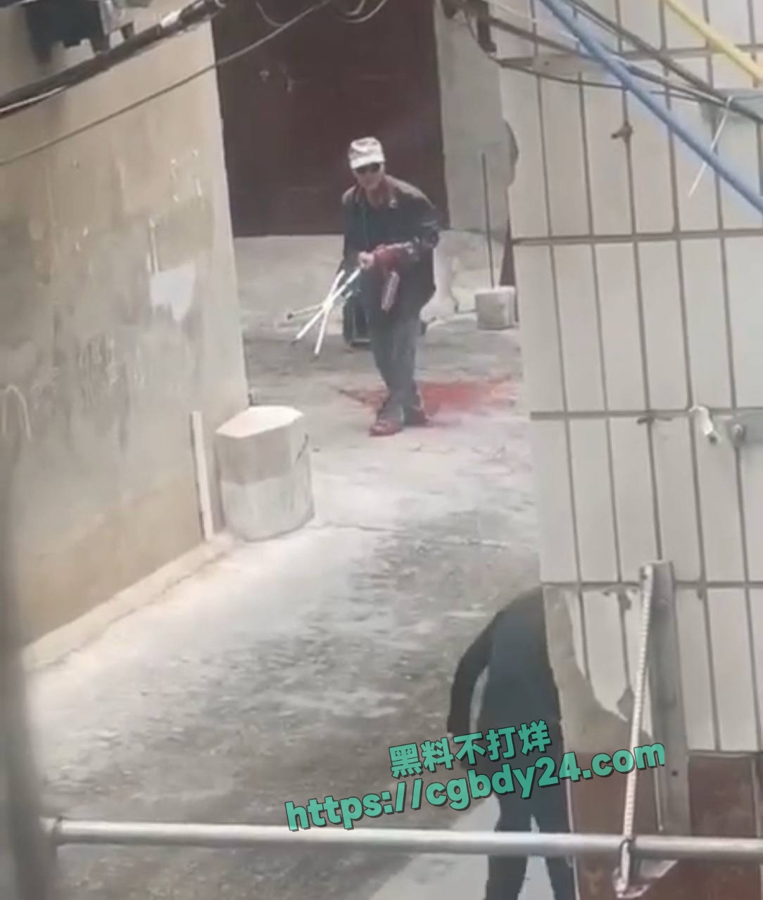 云南玉溪红塔区东风广场旁发生持刀砍人事件5