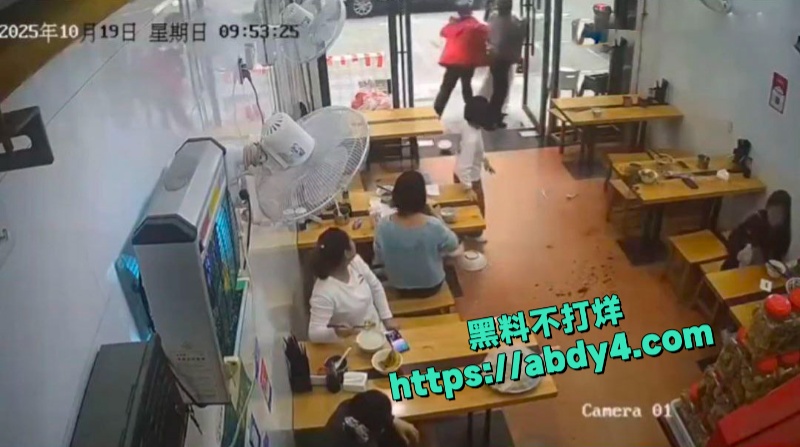 小仙女面馆一人独占两凳态度嚣张被男子及父亲当场暴打  6