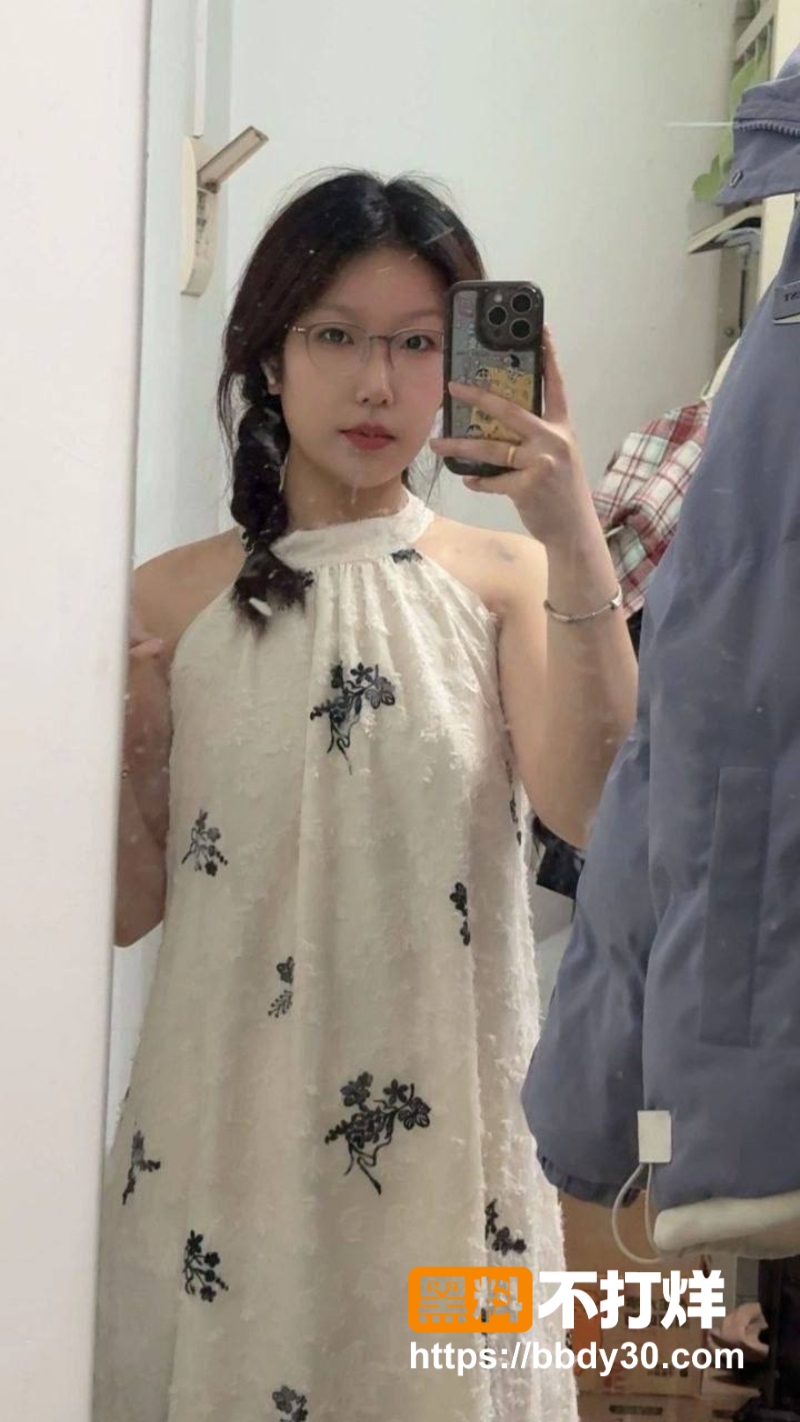 女老师和男友做爱自拍3