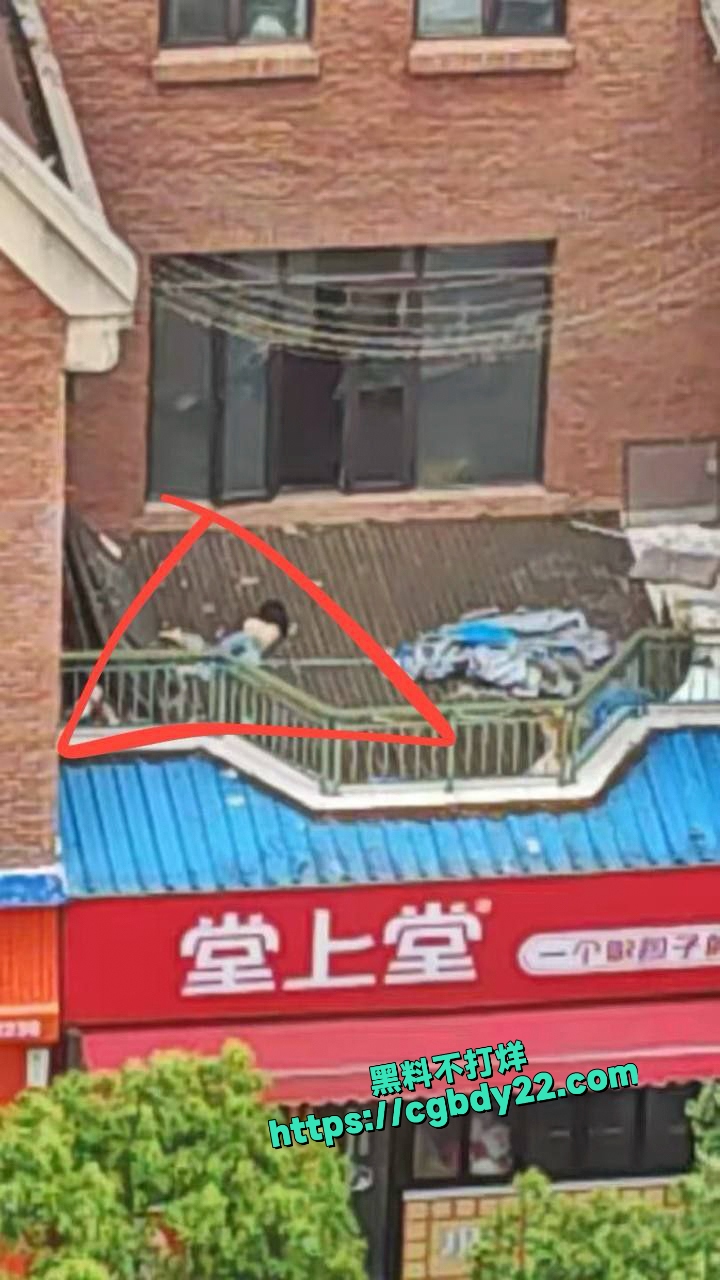 橡树湾二期刚才发生惨剧 夫妻吵架男的老婆胳膊砍掉了 自己跳楼了5