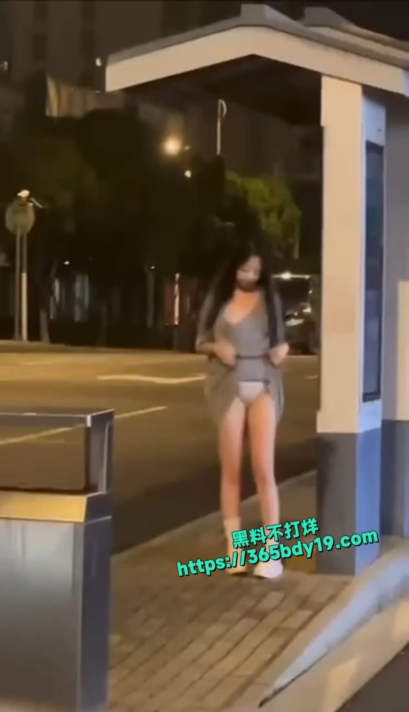四川高颜值美女路边拍摄露出3