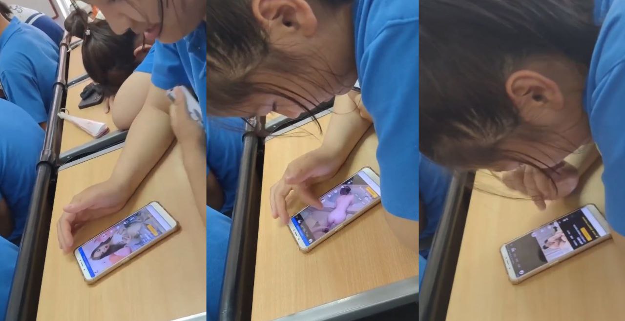 现在的高中学妹她是真的会玩 课堂上当众看小黄片还欲想要当场自慰！