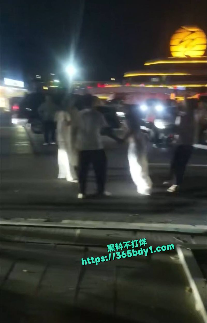 河南泌阳大润发女子殴打小三5