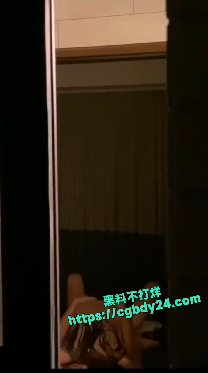 小情侣做爱不关窗户被人偷拍4
