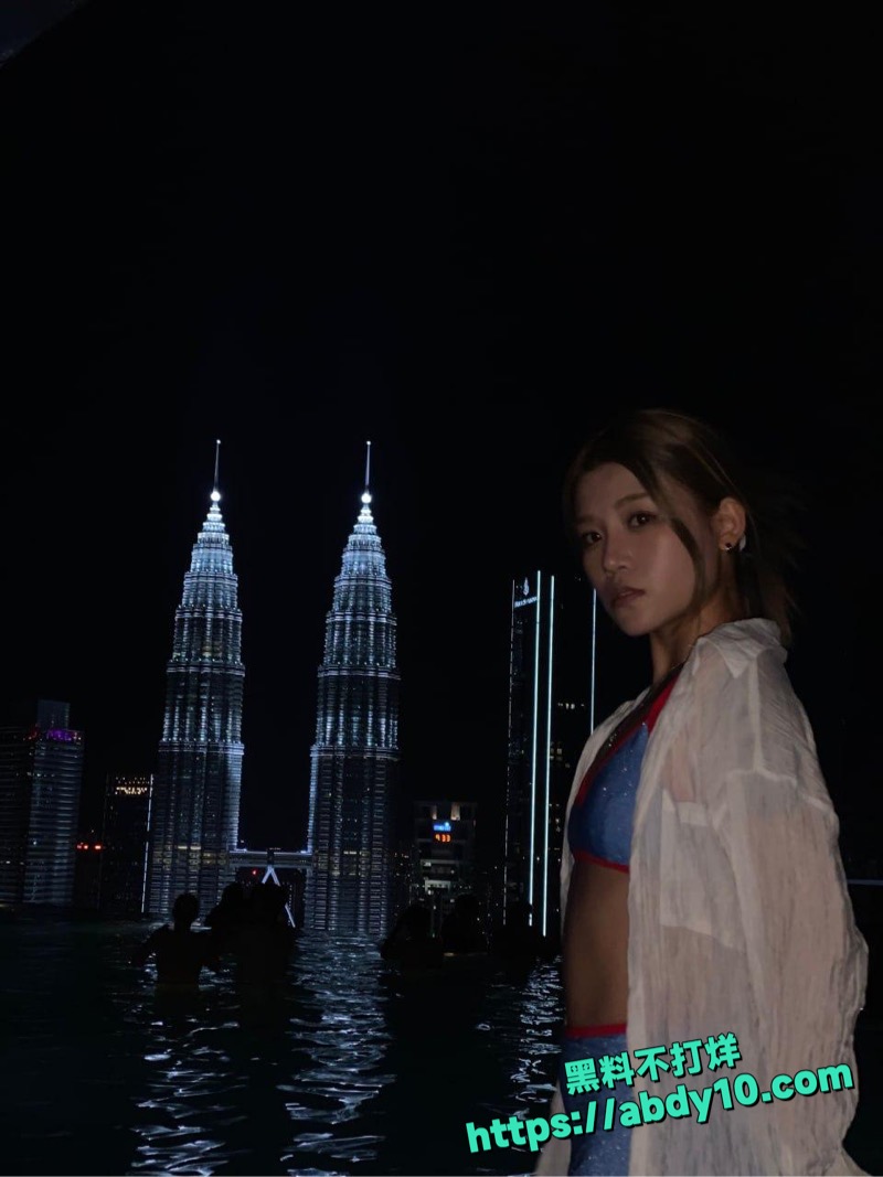 许南枝下海卖淫陪金主出国旅游 3