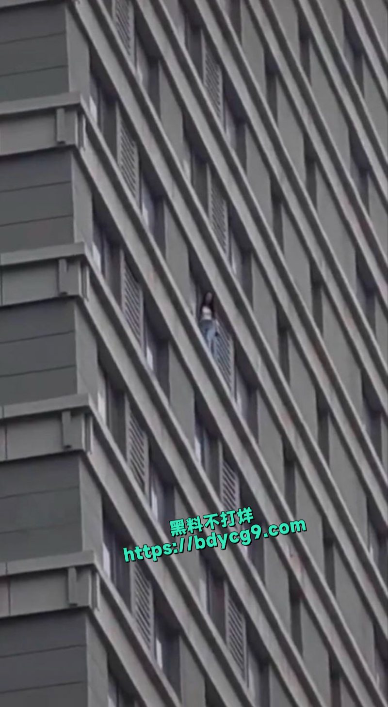 女子找刺激在100多米的窗台上漫步4