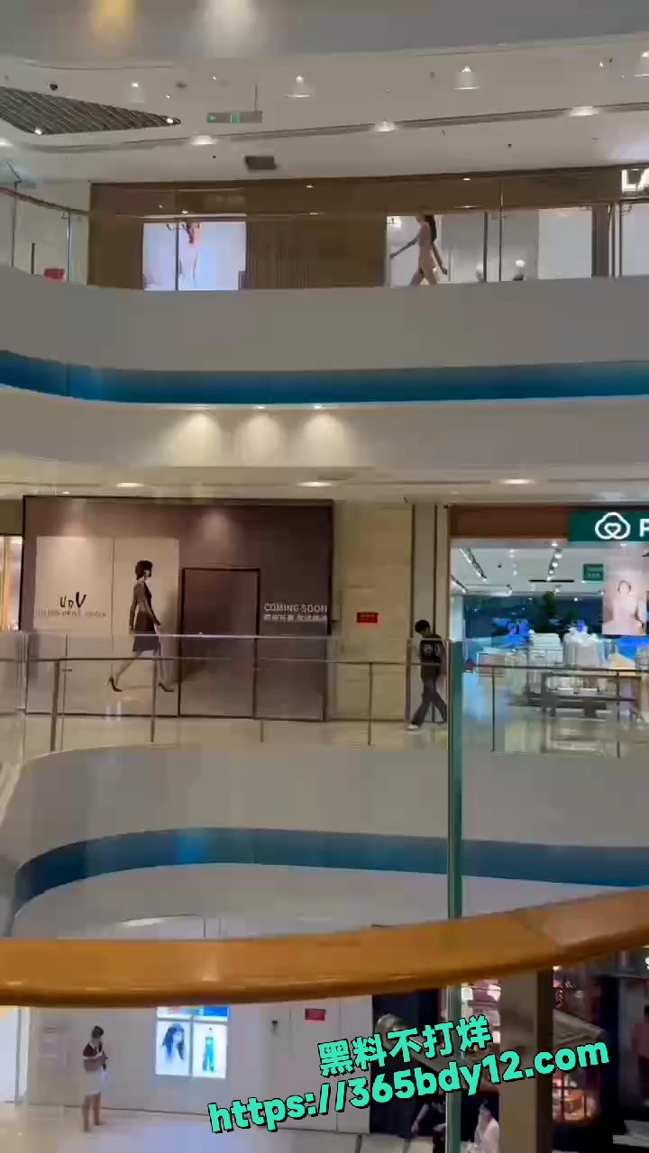 抖音热瓜苏州女子商场裸奔 2