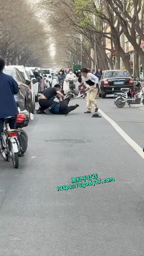 畜生为了小三 往死里打自己的父母6
